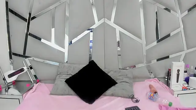 Snapshot of Catherinee69_x chatting on 02-24-25, 03:23 Catherinee69 x online show from 02-24-25, 03:23