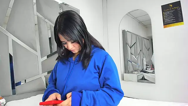 Snapshot of Catherinee69_x chatting on 10-28-25, 04:05 Catherinee69 x online show from 10-28-25, 04:05