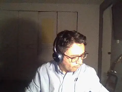 Snapshot of Diptongo chatting on 11-27-25, 11:18 Diptongo online show from 11-27-25, 11:18