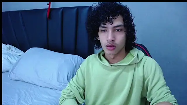 Snapshot of Tayronx33 chatting on 10-19-25, 06:30 Tayronx33 online show from 10-19-25, 06:30