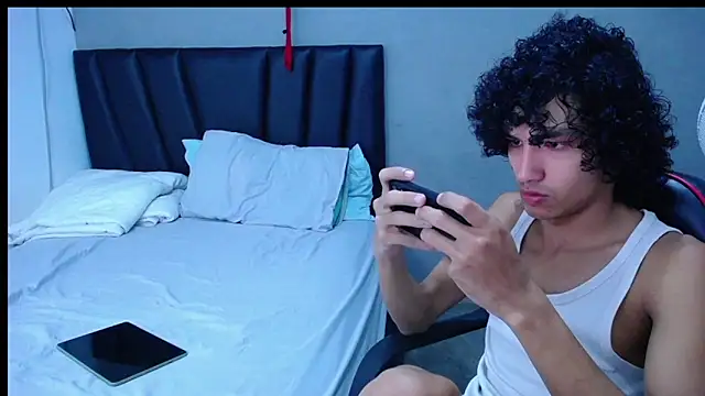 Snapshot of Tayronx33 chatting on 11-02-25, 06:21 Tayronx33 online show from 11-02-25, 06:21