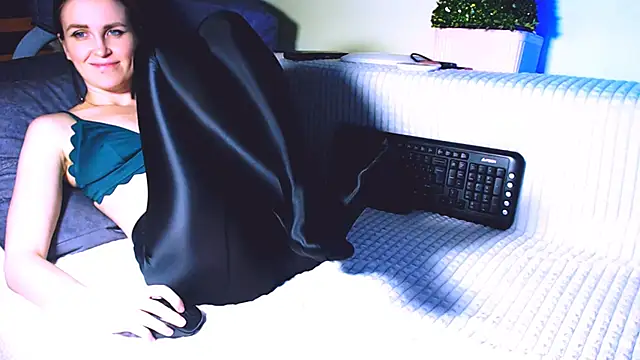 Lina Owl online show from 12-14-24, 01:06