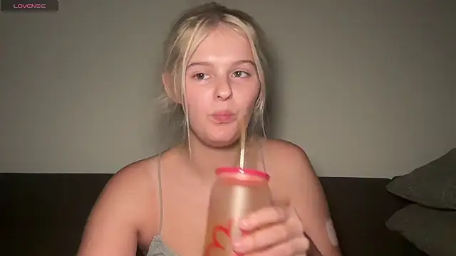 Snapshot of Allylove03 chatting on 11-15-25, 06:33 Allylove03 online show from 11-15-25, 06:33