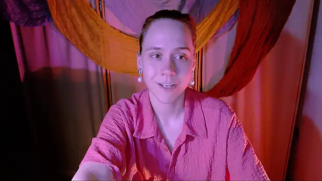 Snapshot of Malinax chatting on 10-20-25, 10:10 Malinax online show from 10-20-25, 10:10