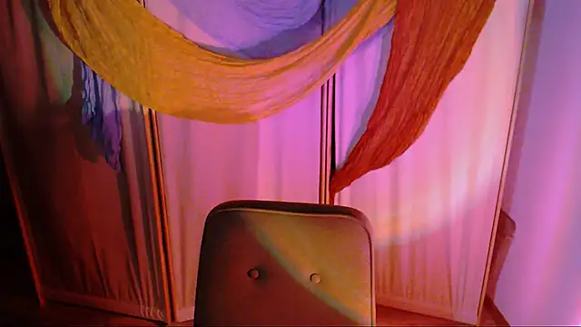 Snapshot of Malinax chatting on 10-27-25, 10:36 Malinax online show from 10-27-25, 10:36