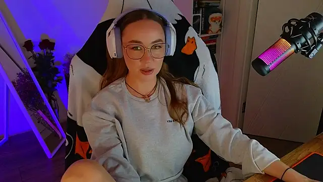 Snapshot of Emili1- chatting on 03-12-25, 01:19 Emili1- online show from 03-12-25, 01:19