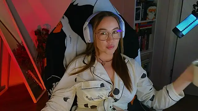 Snapshot of Emili1- chatting on 03-15-25, 03:27 Emili1- online show from 03-15-25, 03:27