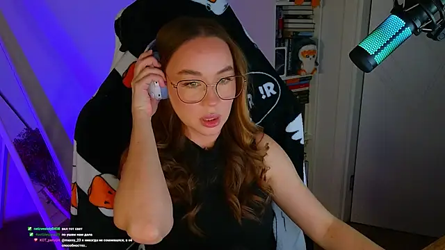 Snapshot of Emili1- chatting on 03-19-25, 02:13 Emili1- online show from 03-19-25, 02:13