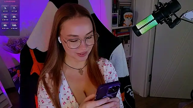 Snapshot of Emili1- chatting on 10-11-25, 10:25 Emili1- online show from 10-11-25, 10:25