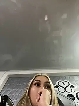 Snapshot of emma_oxford chatting on 01-24-25, 02:39 emma oxford online show from 01-24-25, 02:39