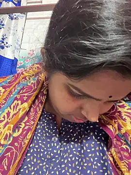 Snapshot of Beauty-queen chatting on 03-08-25, 02:40 Beauty-queen online show from 03-08-25, 02:40