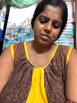 Snapshot of Beauty-queen chatting on 10-28-25, 10:30 Beauty-queen online show from 10-28-25, 10:30