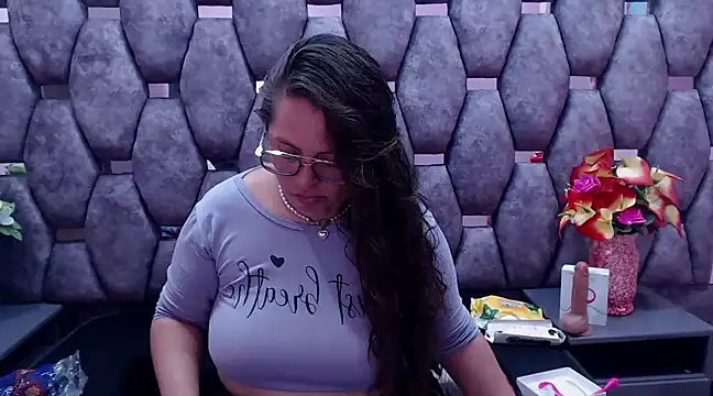 Snapshot of SaraThomso chatting on 12-15-24, 03:02 SaraThomso online show from 12-15-24, 03:02