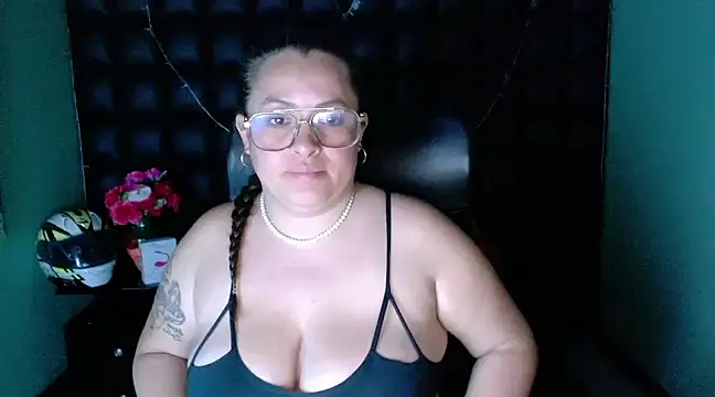 Snapshot of SaraThomso chatting on 12-31-24, 09:10 SaraThomso online show from 12-31-24, 09:10