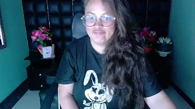 Snapshot of SaraThomso chatting on 01-21-25, 02:33 SaraThomso online show from 01-21-25, 02:33