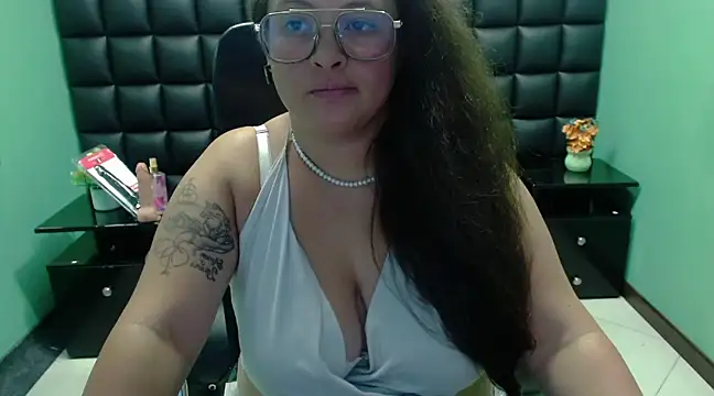 Snapshot of SaraThomso chatting on 03-23-25, 06:16 SaraThomso online show from 03-23-25, 06:16