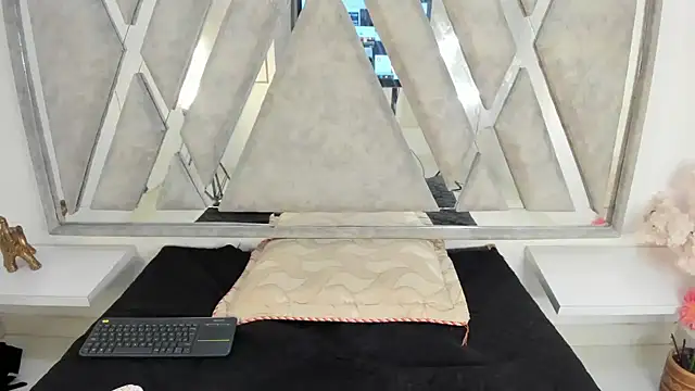Snapshot of Danna_777_ chatting on 02-01-25, 01:44 Danna 777  online show from 02-01-25, 01:44