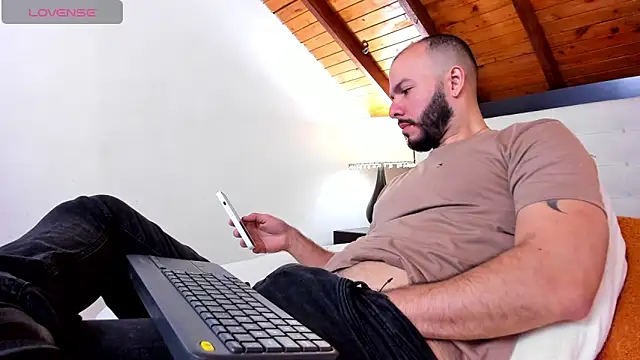 Tom Bailey online show from 10-19-25, 01:34