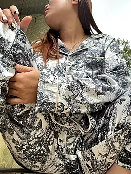 Snapshot of Emily_9xx chatting on 10-25-25, 04:20 Emily 9xx online show from 10-25-25, 04:20