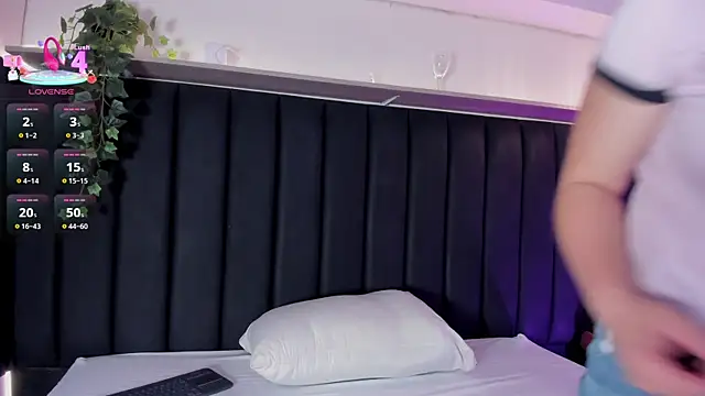 Snapshot of AllisonRoberts_ chatting on 09-14-25, 01:27 AllisonRoberts online show from 09-14-25, 01:27