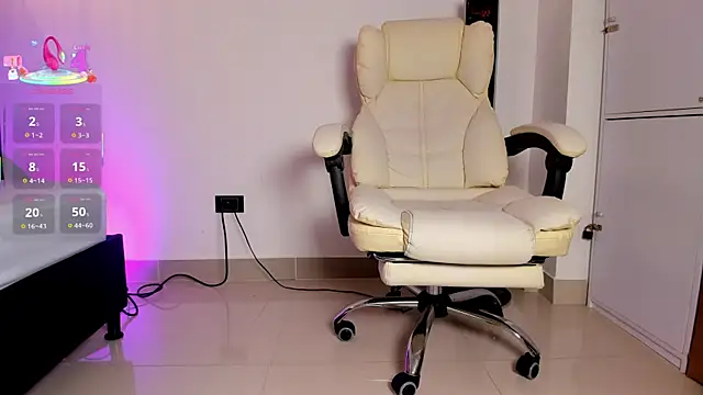 Snapshot of AllisonRoberts_ chatting on 10-06-25, 07:44 AllisonRoberts online show from 10-06-25, 07:44