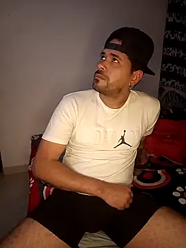 Snapshot of Joselatino23 chatting on 10-17-25, 05:10 Joselatino23 online show from 10-17-25, 05:10