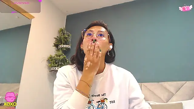 Snapshot of SharisWillian chatting on 04-29-26, 03:54 SharisWillian online show from 04-29-26, 03:54