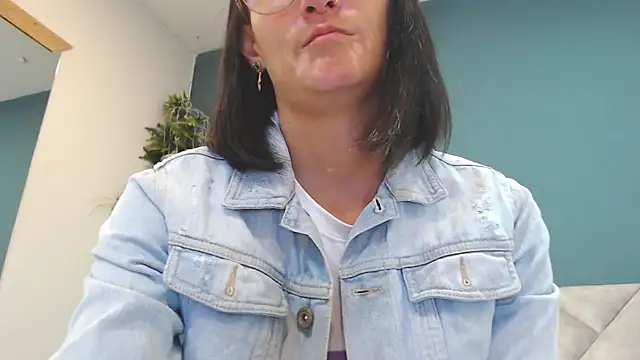 Snapshot of SharisWillian chatting on 05-13-26, 03:59 SharisWillian online show from 05-13-26, 03:59