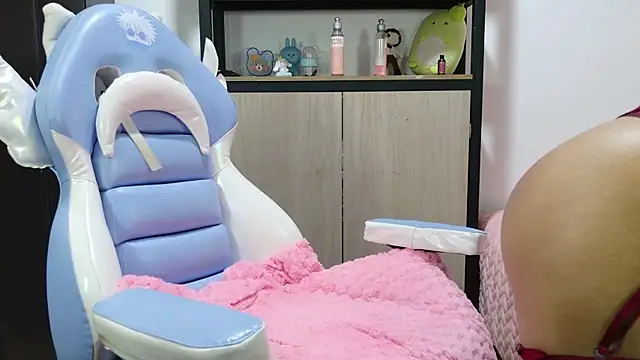 Snapshot of nya_ah chatting on 02-14-25, 08:21 nya ah online show from 02-14-25, 08:21