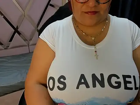 Snapshot of DaianaLutz chatting on 09-26-25, 01:26 DaianaLutz online show from 09-26-25, 01:26