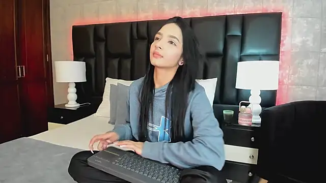 Snapshot of MiaSweeths chatting on 02-06-25, 11:32 MiaSweeths online show from 02-06-25, 11:32