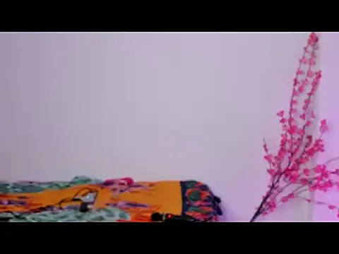 Snapshot of CarolinneMoor chatting on 02-14-25, 01:34 CarolinneMoor online show from 02-14-25, 01:34