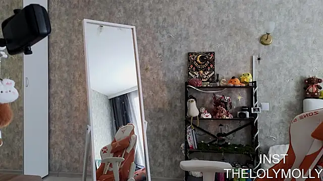 Snapshot of LolyMolli chatting on 06-19-26, 10:41 LolyMolli online show from 06-19-26, 10:41