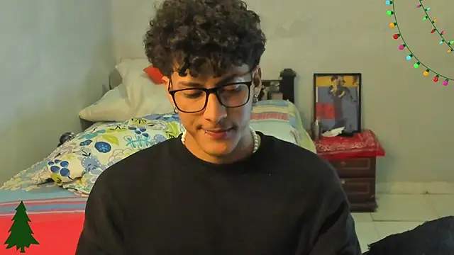 Snapshot of Ivano_joness chatting on 12-15-24, 01:35 Ivano joness online show from 12-15-24, 01:35