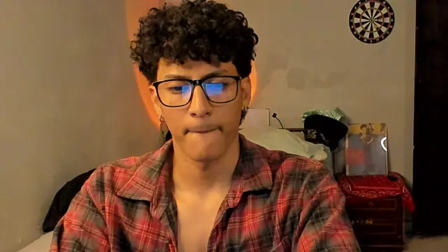 Snapshot of Ivano_joness chatting on 02-14-25, 03:33 Ivano joness online show from 02-14-25, 03:33