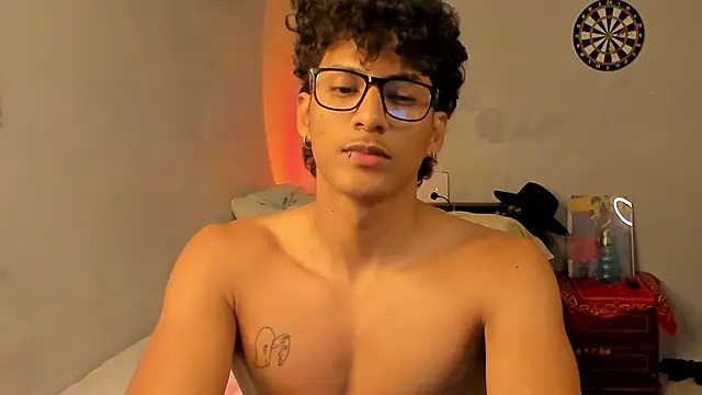 Snapshot of Ivano_joness chatting on 02-20-25, 06:39 Ivano joness online show from 02-20-25, 06:39