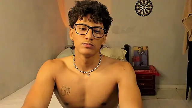 Snapshot of Ivano_joness chatting on 02-22-25, 04:19 Ivano joness online show from 02-22-25, 04:19