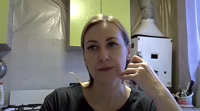 Snapshot of AshleyXHoney chatting on 12-13-24, 12:39 AshleyXHoney online show from 12-13-24, 12:39