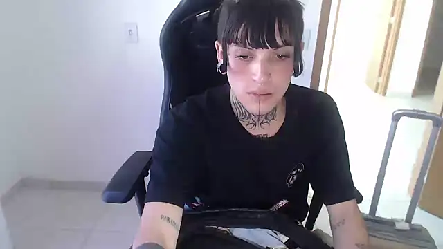 Snapshot of charlotbelucci_ chatting on 10-01-25, 05:52 charlotbelucci online show from 10-01-25, 05:52