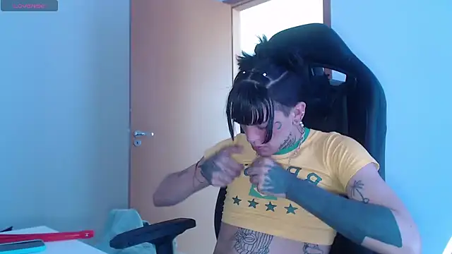 Snapshot of charlotbelucci_ chatting on 10-02-25, 01:40 charlotbelucci online show from 10-02-25, 01:40