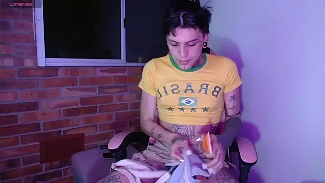 Snapshot of charlotbelucci_ chatting on 11-12-25, 09:21 charlotbelucci online show from 11-12-25, 09:21