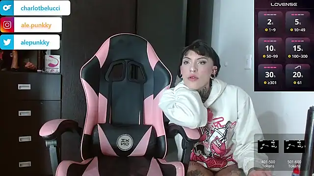 Snapshot of charlotbelucci_ chatting on 11-27-25, 08:38 charlotbelucci online show from 11-27-25, 08:38