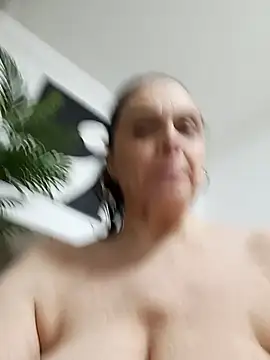 hugebobbs online show from 04-23-26, 09:41