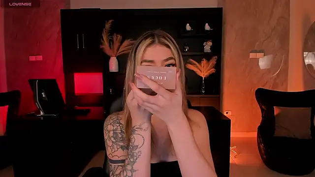 ViolettHansson online show from 11-27-25, 06:54