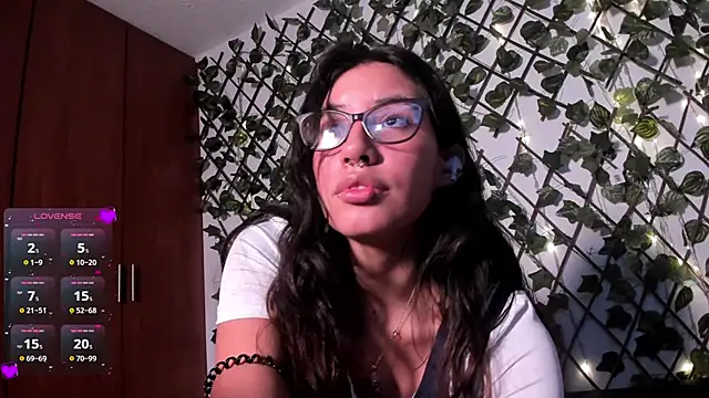 Snapshot of CoralineSanchez chatting on 03-01-25, 03:32 CoralineSanchez online show from 03-01-25, 03:32