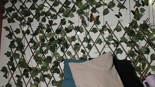 Snapshot of CoralineSanchez chatting on 10-18-25, 03:31 CoralineSanchez online show from 10-18-25, 03:31