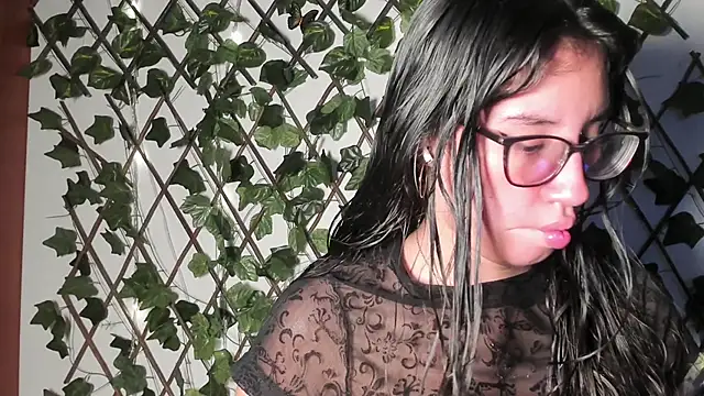 Snapshot of CoralineSanchez chatting on 10-26-25, 11:42 CoralineSanchez online show from 10-26-25, 11:42