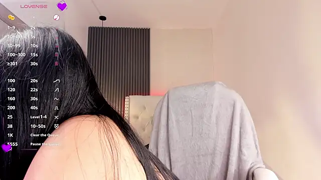 aliscollins  online show from 10-10-25, 01:48