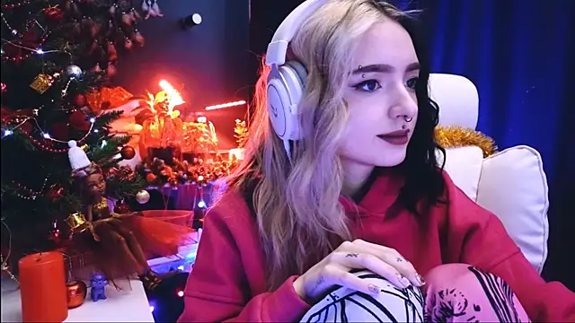 Snapshot of Avi_Nile chatting on 12-24-24, 02:43 Avi Nile online show from 12-24-24, 02:43