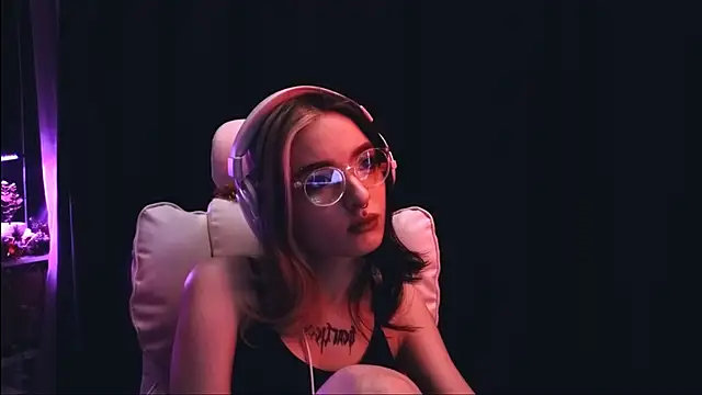 Snapshot of Avi_Nile chatting on 12-27-24, 11:10 Avi Nile online show from 12-27-24, 11:10